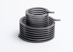 元々2つだったバネを一発加工