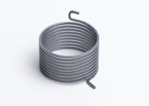 両端のアーム形状が異なるバネ