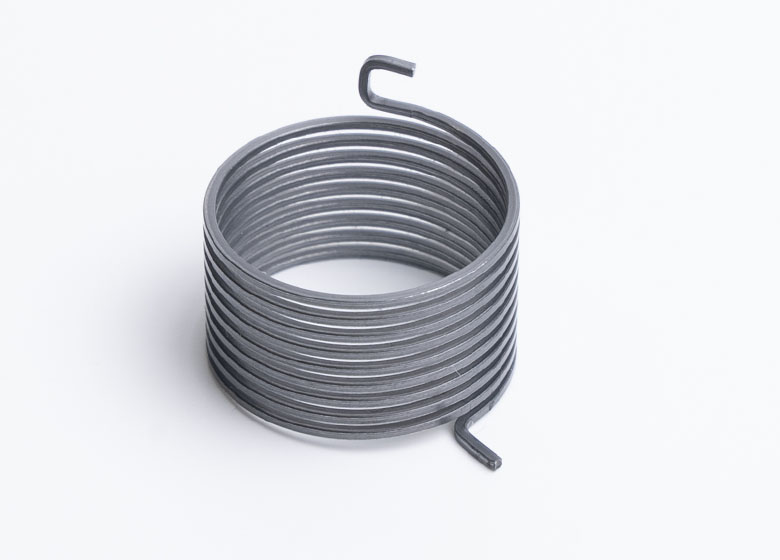 両端のアーム形状が異なるバネ